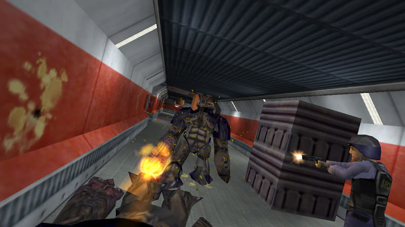 Half-Life: охранник Black Mesa стреляет из пистолета в крупного пришельца посреди красно-белого коридора