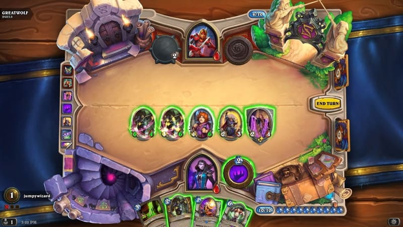 Стол Hearthstone в разгаре партии: у игрока пять существ, десять кристаллов маны и четыре карты в руке, у героя соперника осталось одно очко здоровья