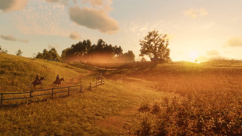 Два всадника едут вдоль деревянной изгороди по холмам на закате в Red Dead Redemption 2