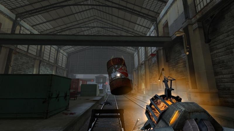 Half-Life 2: Deathmatch: гравипушка держит в воздухе красную бочку с надписью FLAMMABLE