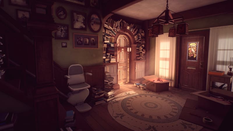 Прихожая дома Финчей в What Remains of Edith Finch: книги стопками вокруг арки двери, семейные фотографии на стене, кресло-подъёмник у лестницы