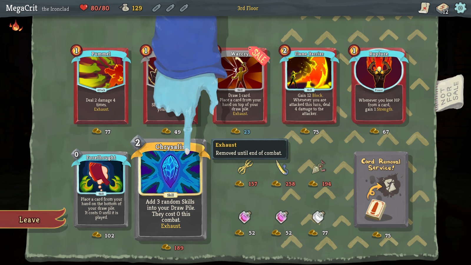 Лавка торговца в Slay the Spire: семь карт с ценами в золоте, одну из них закрывает рука торговца в синем рукаве; ниже реликвии и зелья, справа внизу плашка Card Removal Service за 75 золотых