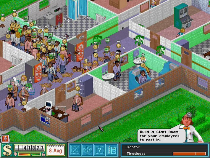 Переполненный коридор больницы в Theme Hospital: пациенты толпятся у кабинетов, над головами значки с хмурыми лицами, на полу лужи; справа внизу советник в белом халате с подсказкой Build a Staff Room for your employees